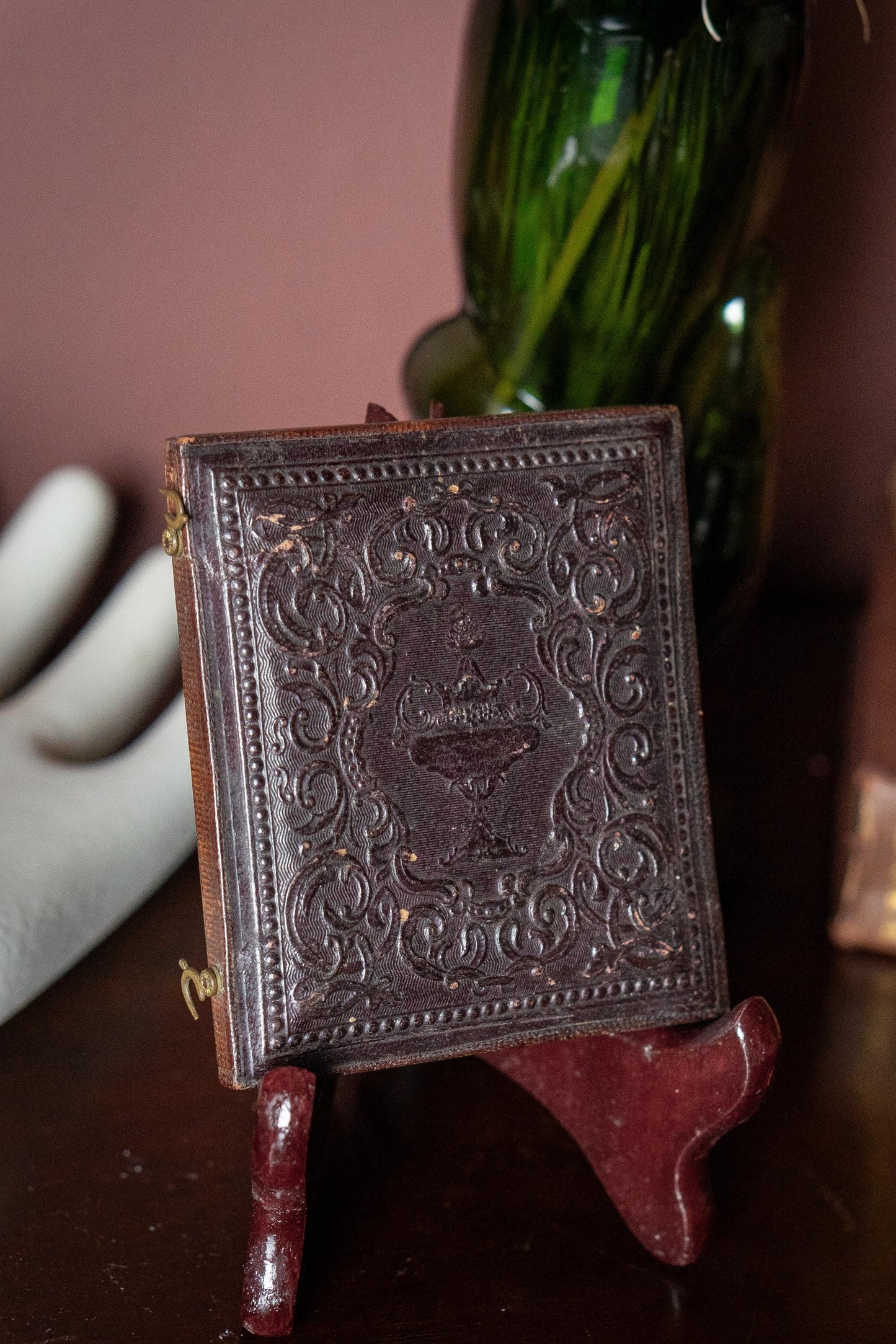 Antique daguerreotype victorian photo portrait Gentleman half case